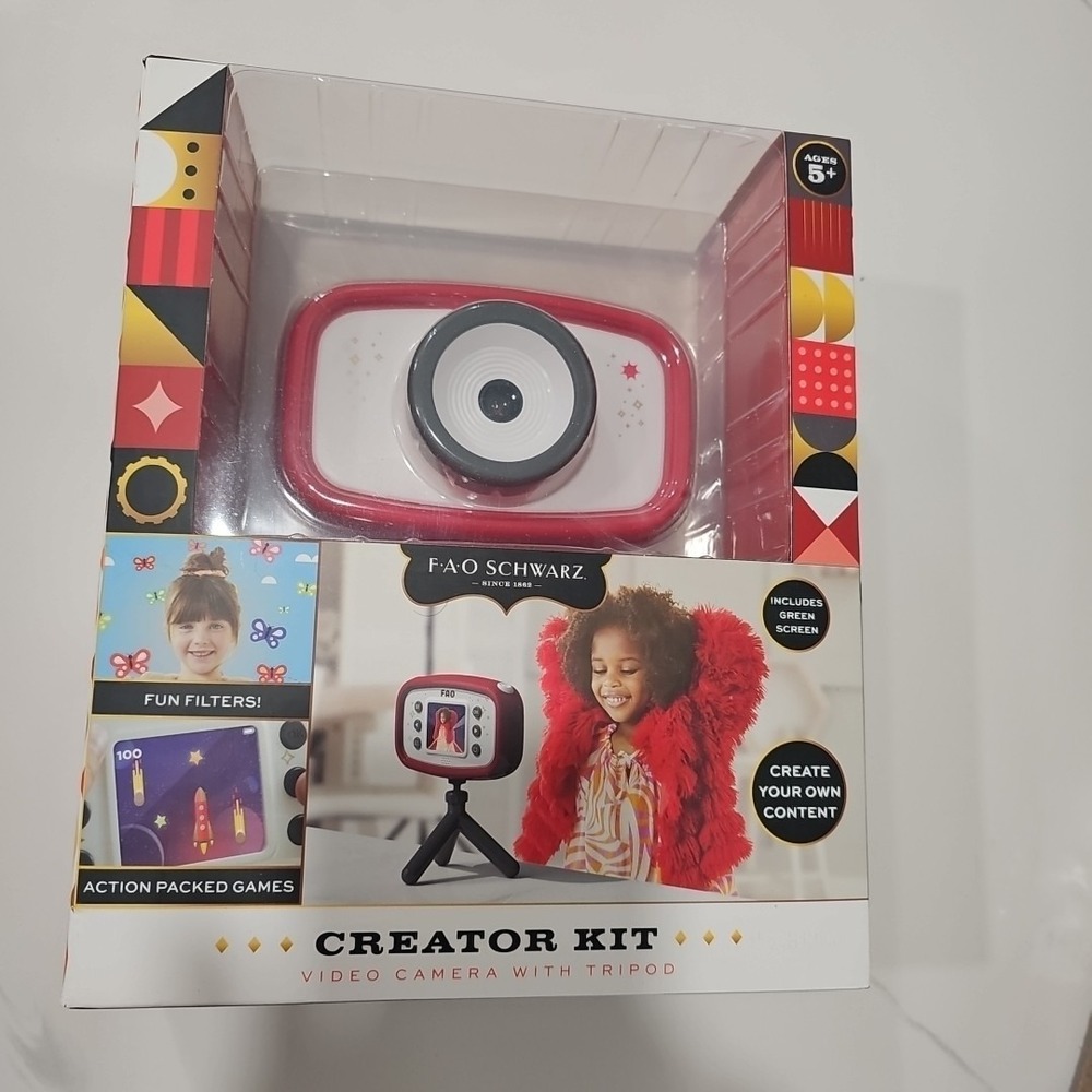 NIB FAO Schwarz Creator Kit Video Camera W/Tripod & Green Screen